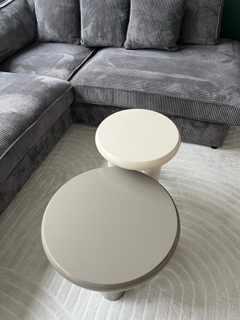 Set van 2 moderne salontafels, grijs en crème van de Kwantum, Ophalen, Overige materialen, Rond, Zo goed als nieuw