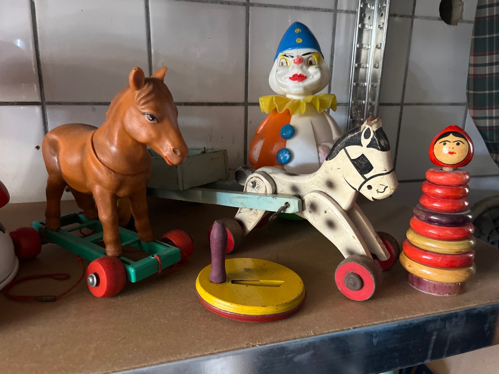 Vintage speelgoed set: paard, clown, rammelaar, Antiek en Kunst, Antiek | Speelgoed, Ophalen of Verzenden