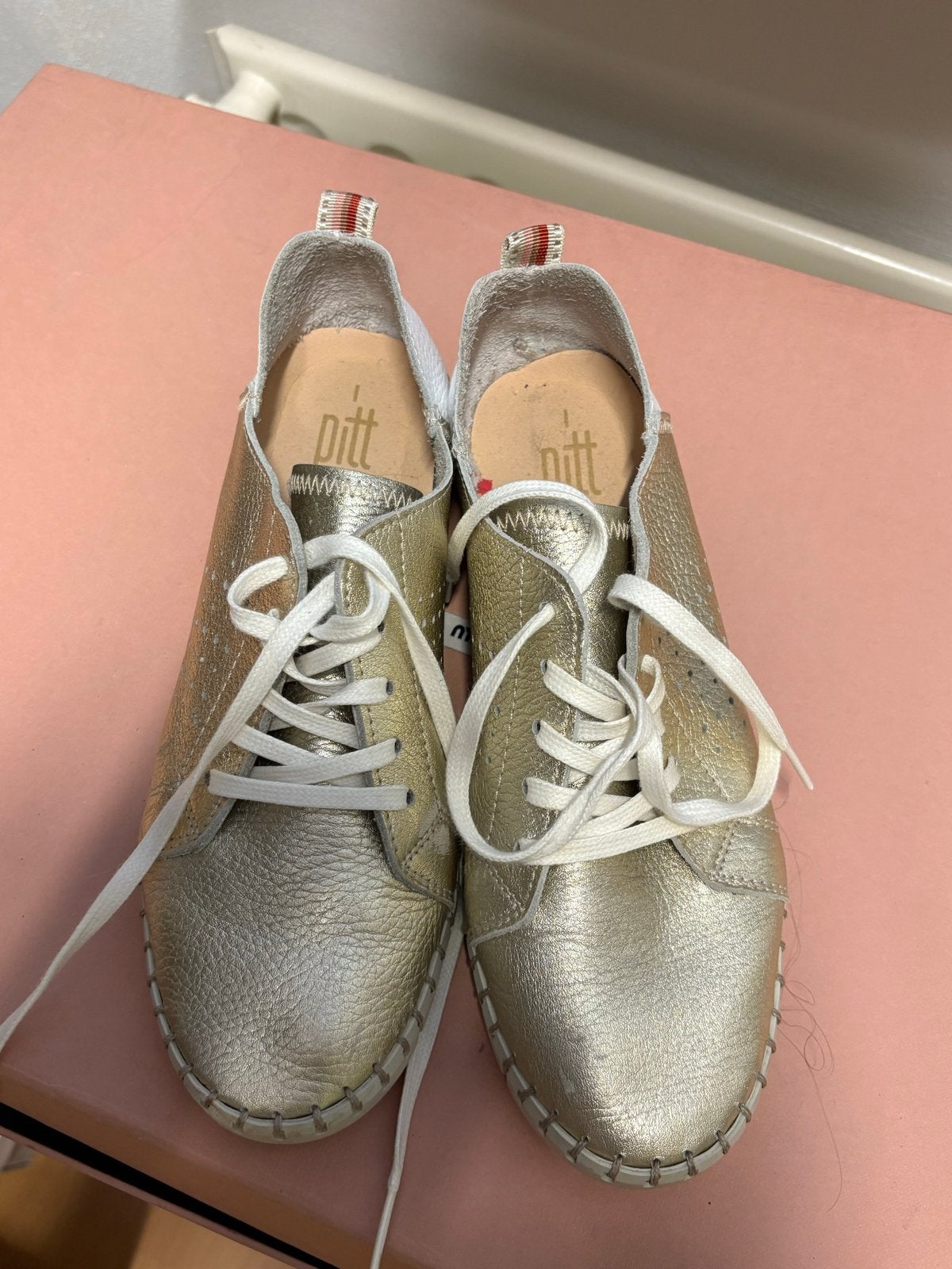 Gouden Pitt instappers maat 38 - Zo goed als nieuw, Kleding | Dames, Schoenen, Overige kleuren, Instappers, Ophalen of Verzenden