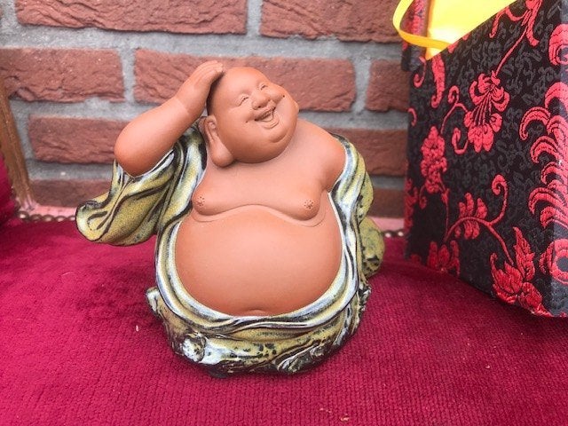guitige terracotta geluksboeddha, handwerk, Ophalen of Verzenden, Zo goed als nieuw, Steen/keramiek, Handgemaakt