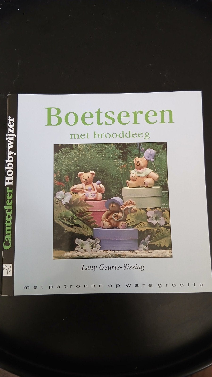 Boetseren met brooddeeg - Hobbyboek met werkblad, Boeken, Ophalen of Verzenden, Zo goed als nieuw, Kleien en Boetseren, Leny Geurts-Sissing