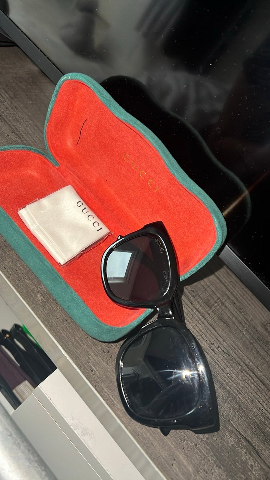 Gucci Zonnebril Zwart met Etui en Doekje, Overige merken, Zonnebril, Zwart, Ophalen of Verzenden