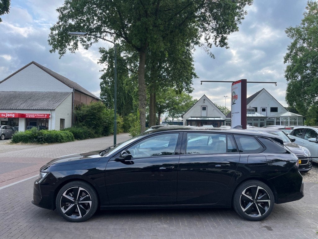 Opel ASTRA SPORTS TOURER 1.6 HYBRID LEVEL 2 PHEV PLUG-IN / T, Gebruikt, Euro 6, 4 cilinders, 150 pk