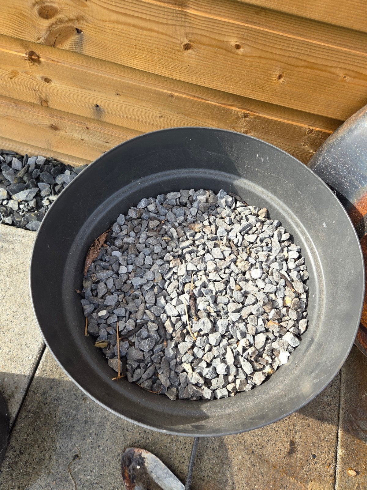 Gratis af te halen: Grind 2 emmers donkergrijs, 1 lichtgrijs, Tuin en Terras, Ophalen, Gebruikt, Grijs, Grind