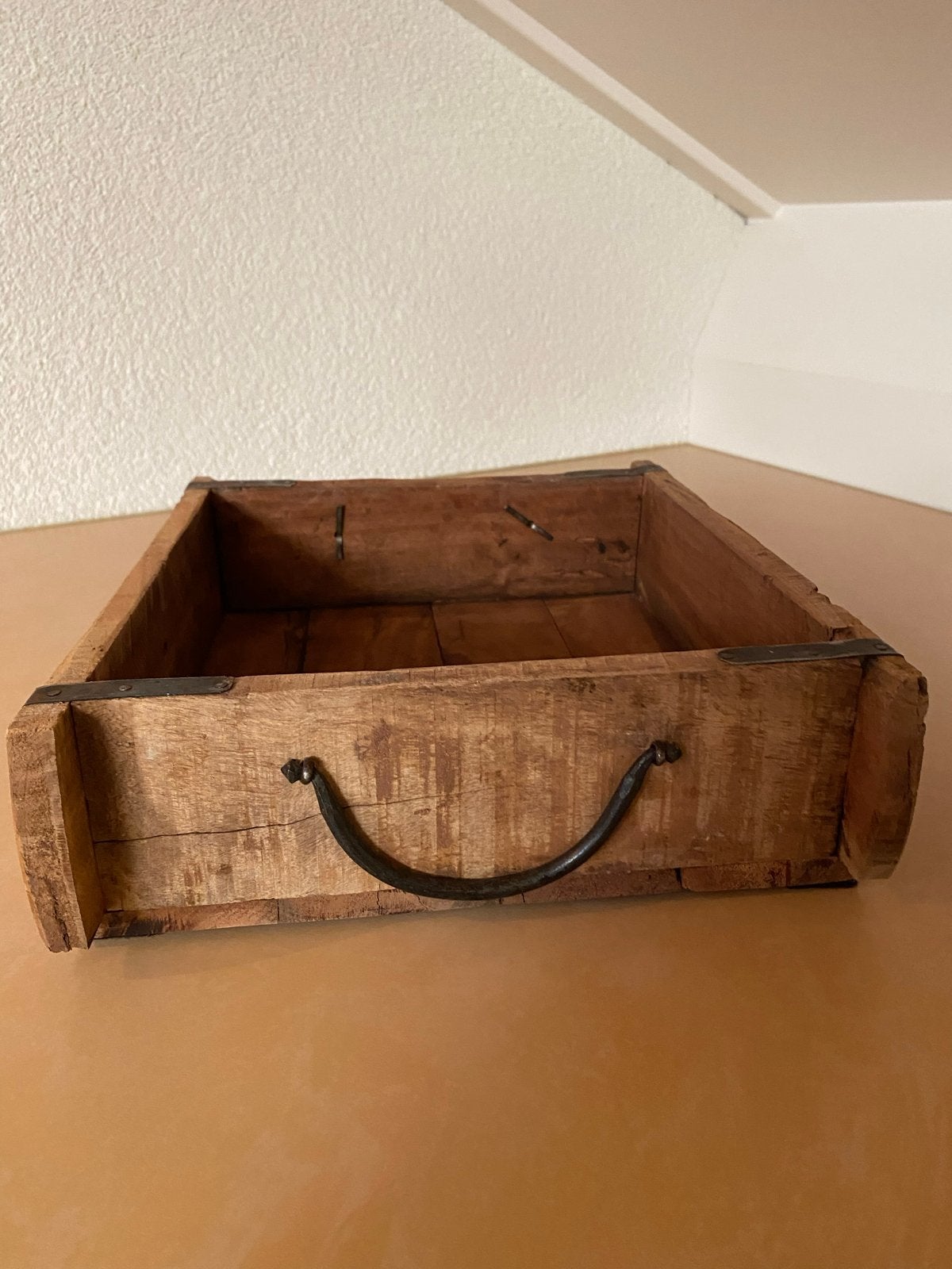 Antieke houten bak met metalen handvatten, Ophalen
