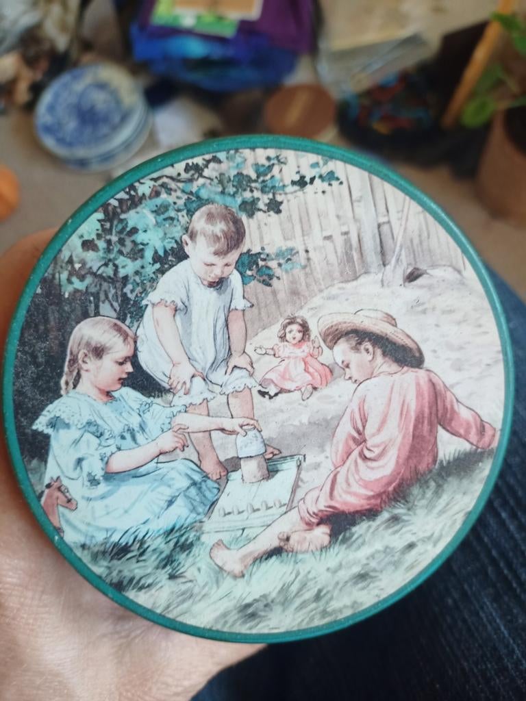 Vintage blikken trommel met kinderillustraties, Ophalen of Verzenden, Gebruikt, Koek(jes), Overige merken