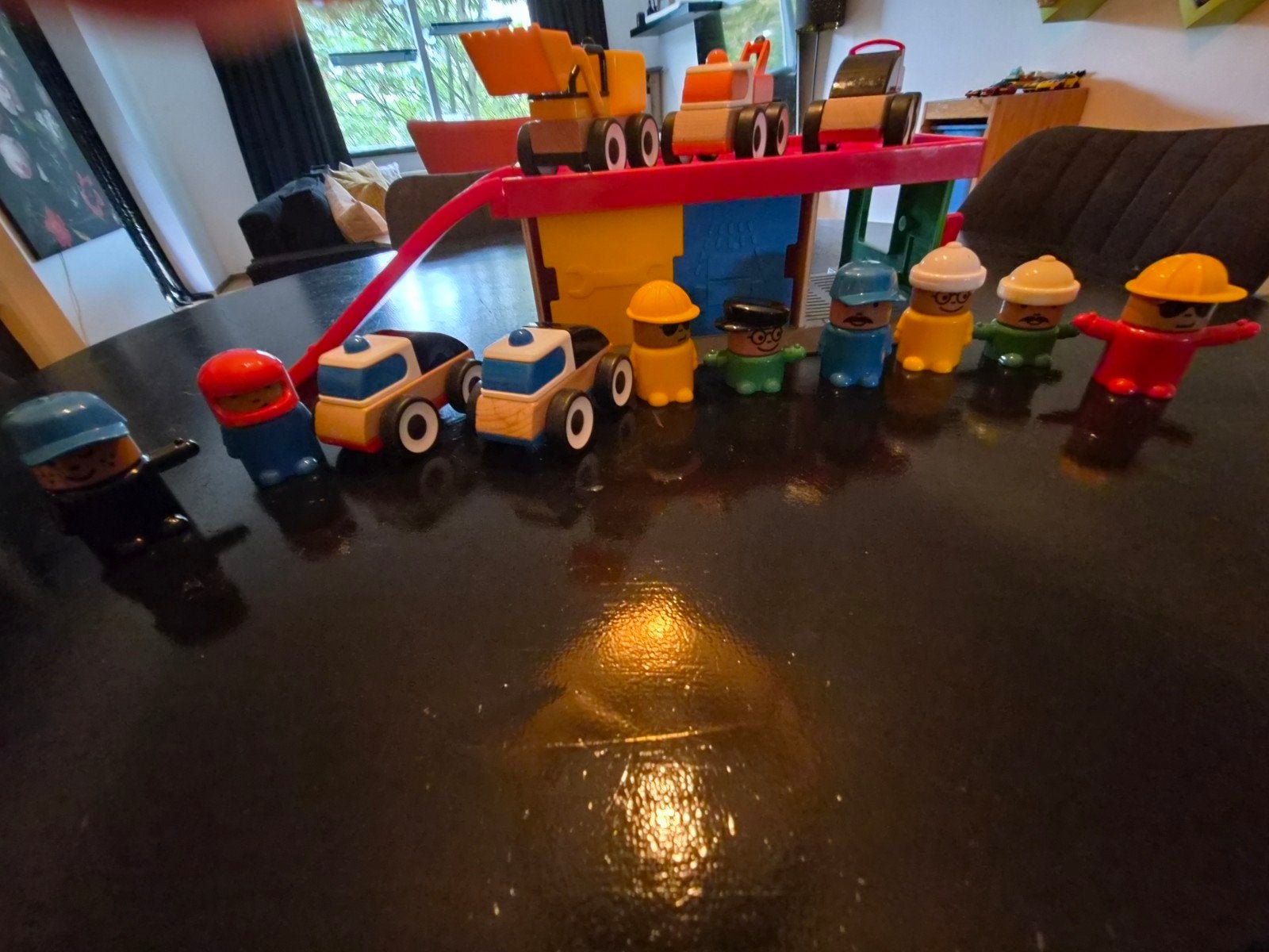 Houten speelgoed garage met auto's en poppetjes, Ophalen, Zo goed als nieuw, Jongen of Meisje