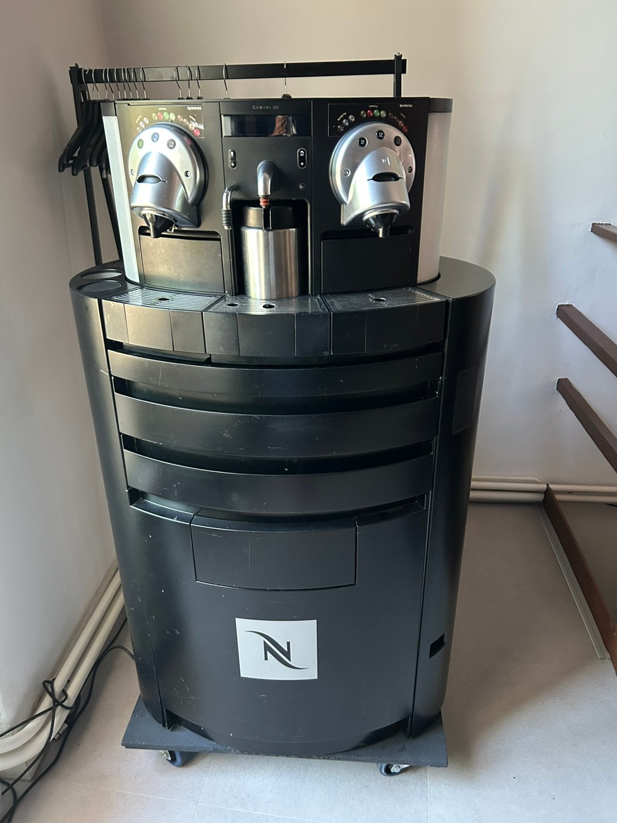 Nespresso gemini 220 koffiemachine met een onderkar, Ophalen, Gebruikt, Overige soorten