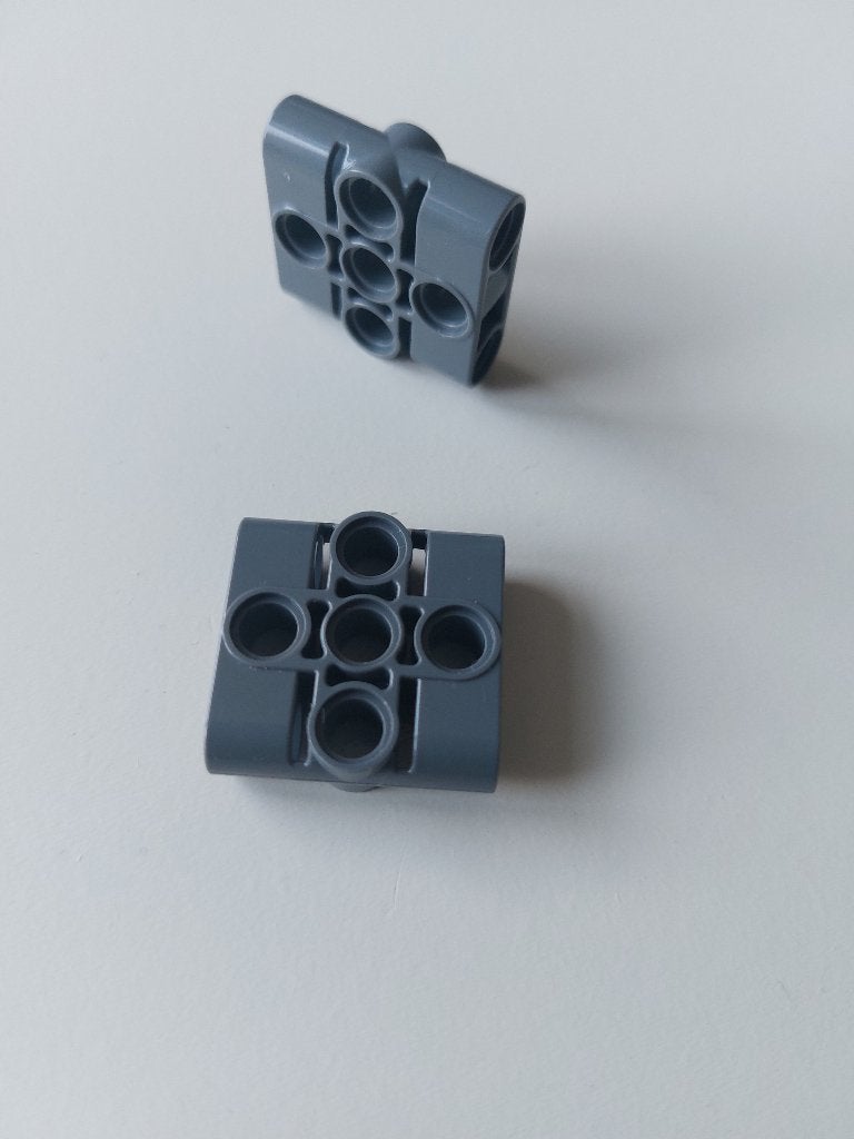 2 technic Lego pinconnector block 1x3x3 donkergrijs, Lego, Ophalen of Verzenden, Zo goed als nieuw, Technic