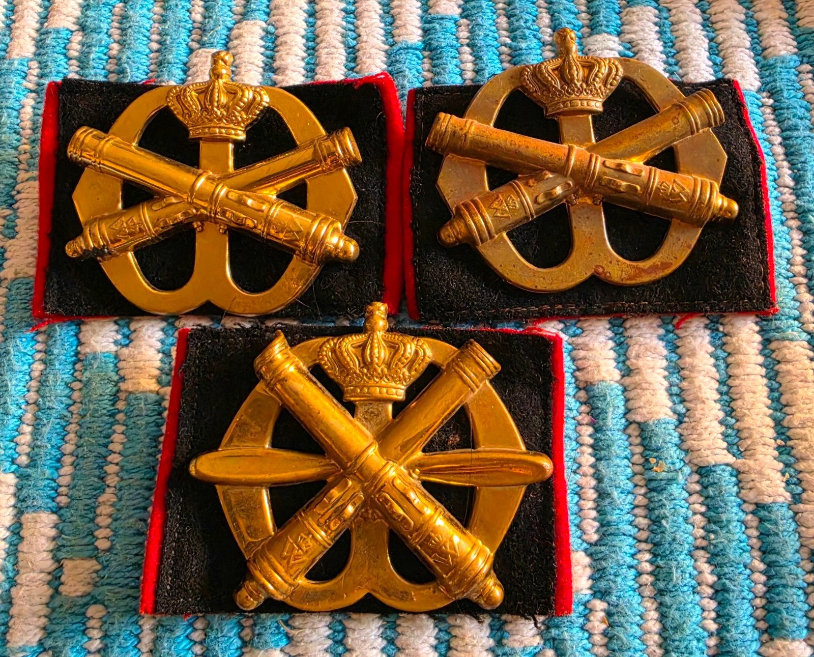 3x Artillerie Embleem Landmacht Nederland, Verzamelen, Ophalen of Verzenden, Landmacht, Nederland, Embleem of Badge