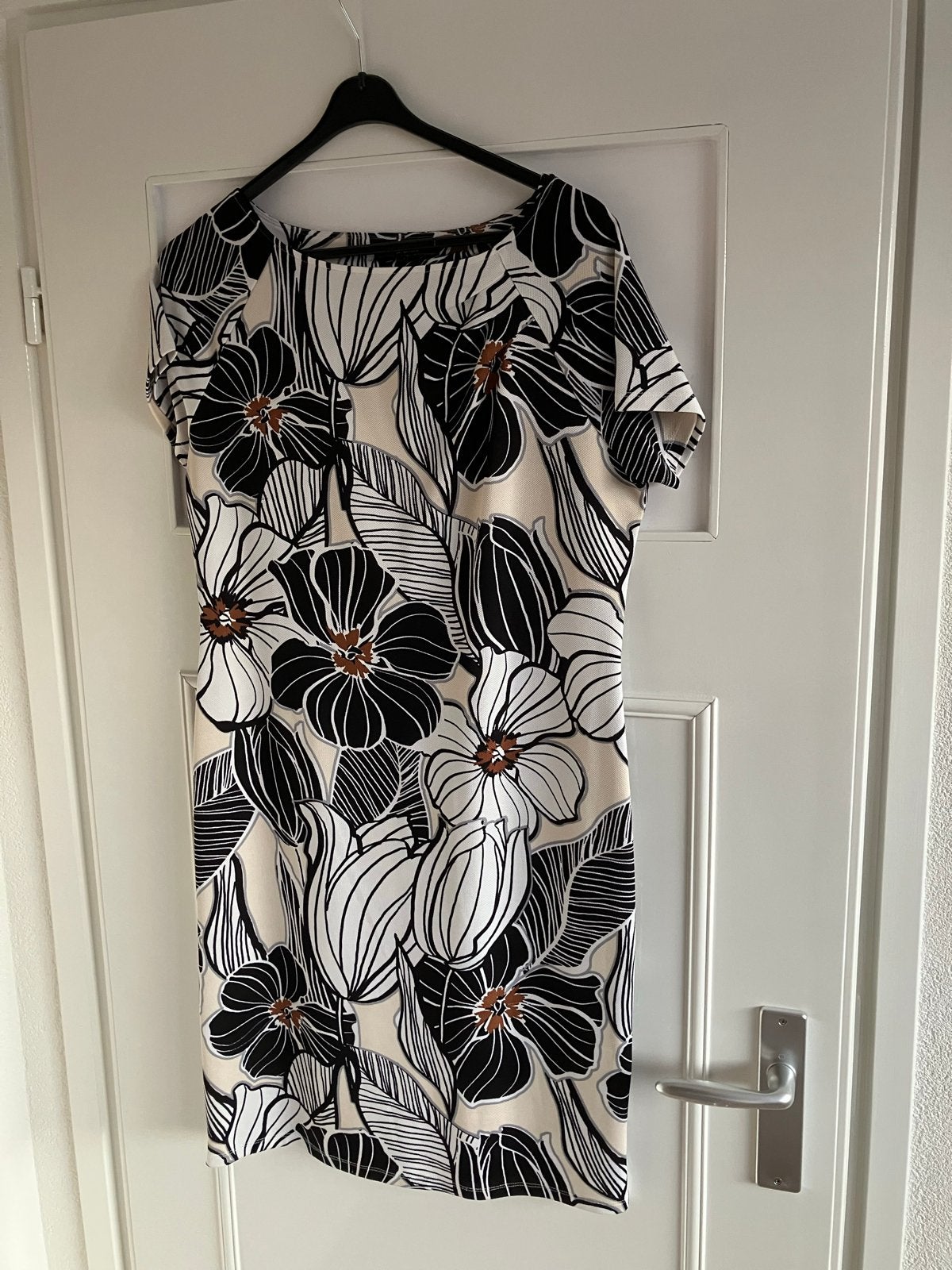 Zomerse bloemenjurk - zwart, wit, beige, Kleding | Dames, Maat 38/40 (M), Zwart, Ophalen of Verzenden, Zo goed als nieuw