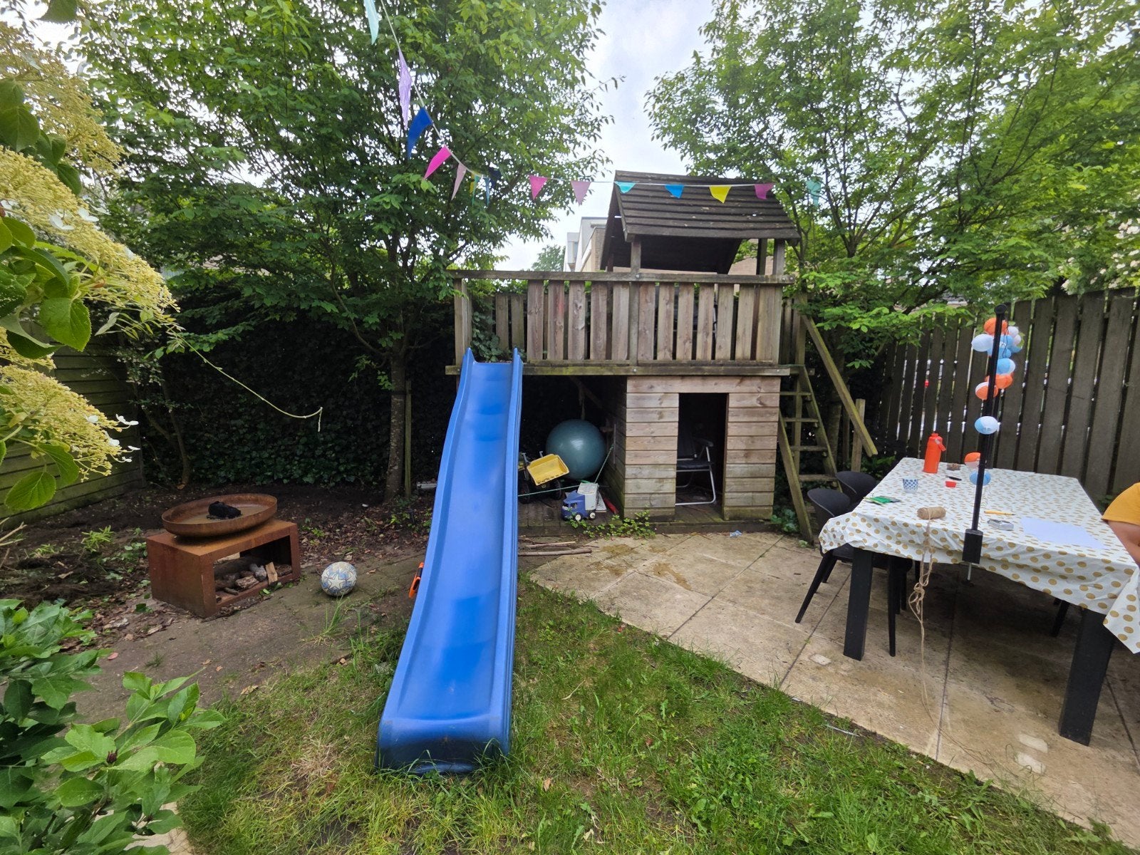 Speelhuisje met glijbaan, schommelbalk en nestschommel, Ophalen, Gebruikt, Schommel