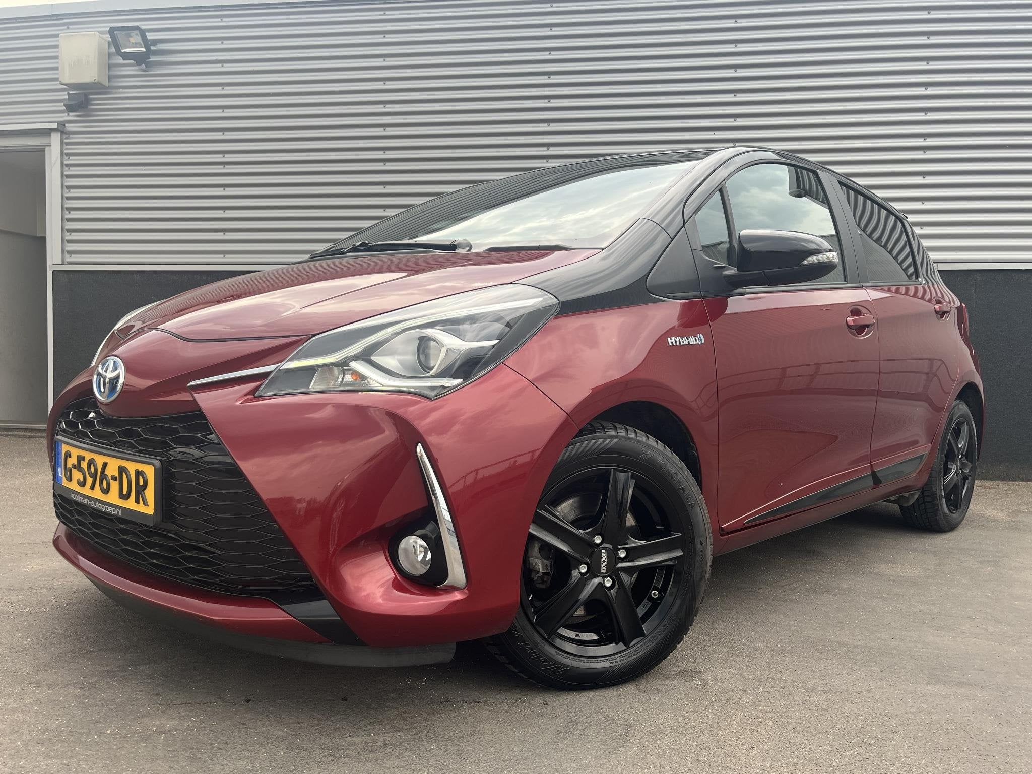 Toyota Yaris 1.5 Hybrid Bi-Tone Navigatie, Achteruitrijcamer, Auto's, Gebruikt, Euro 6, 4 cilinders, Automatische klimaatregeling