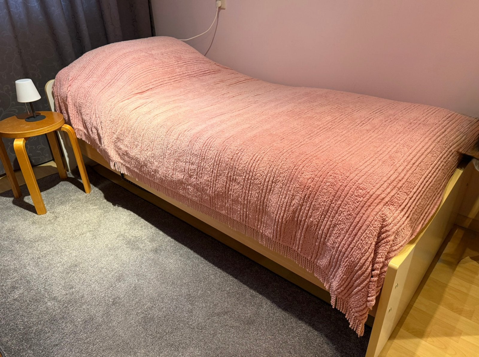 Eénpersoons bed met elektrisch verstelbare lattenbodem, Ophalen, 90 cm, Eenpersoons, Zo goed als nieuw