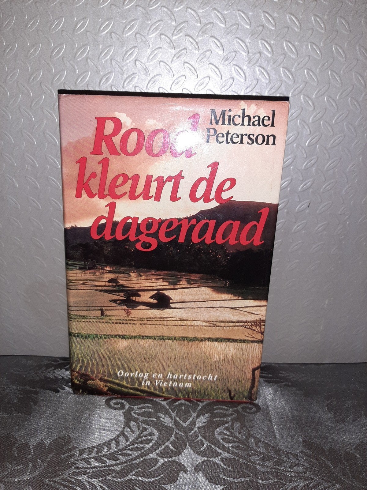Rood kleurt de dageraad - Michael Peterson (roman), Ophalen of Verzenden, Gelezen, Michael Peterson, Amerika