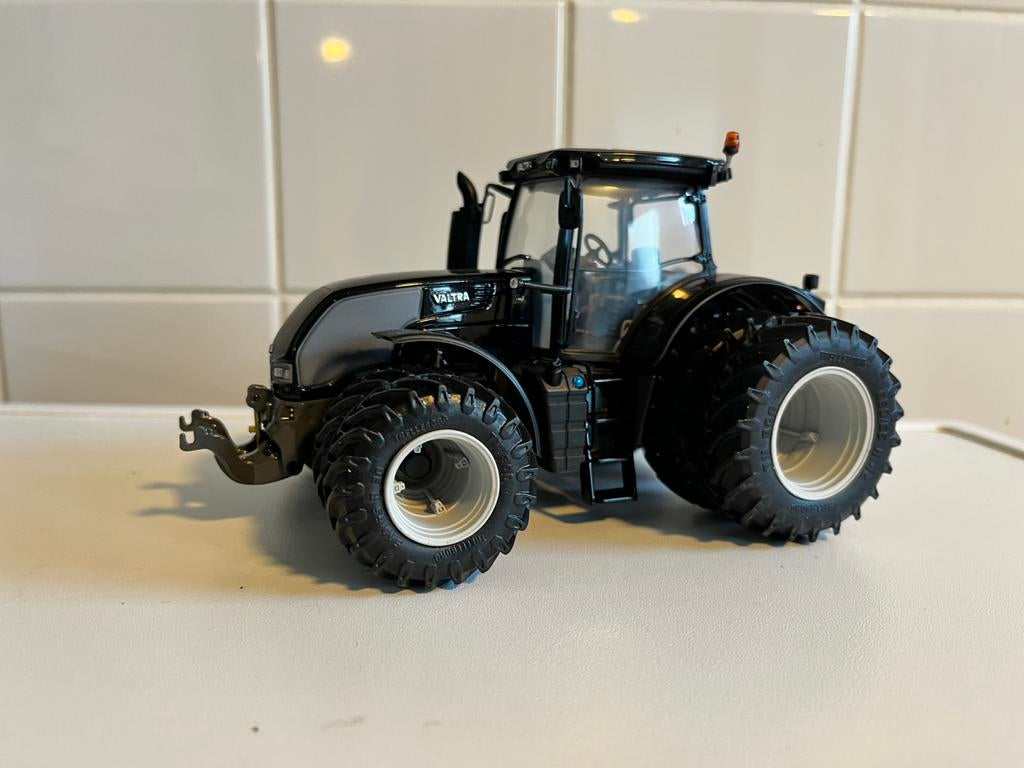Valtra S Dubbellucht UH 1-32, Ophalen of Verzenden, Zo goed als nieuw, Tractor of Landbouw, Universal Hobbies