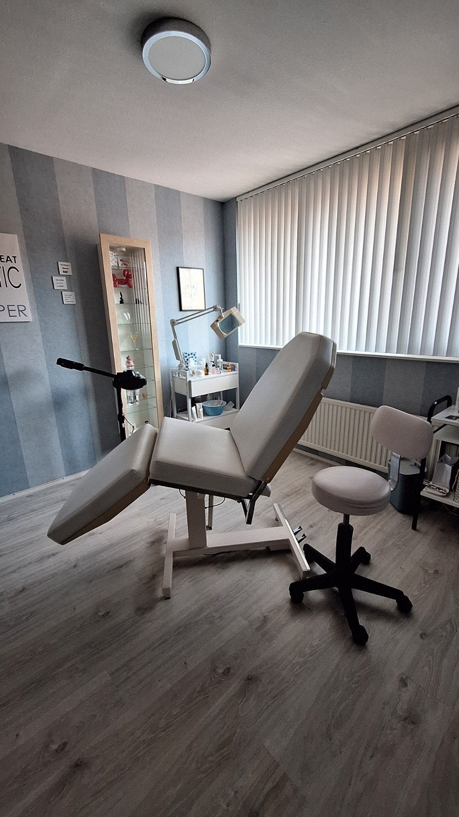 Behandelstoel met krukje en schoonheidssalon apparatuur, Ophalen, Gebruikt, Wit, Stof