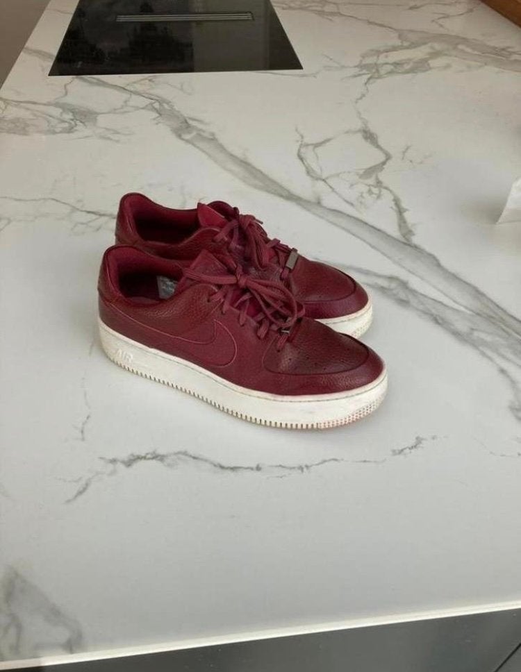 NIKE Airforce 1, Sage low sneaker, bordeauxrood mt(42.5) 8.5, Ophalen of Verzenden, Zo goed als nieuw, Rood, Sneakers of Gympen