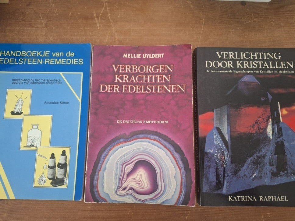 3 boeken over edelstenen en kristallen - Spiritueel pakket, Boeken, Ophalen of Verzenden, Gelezen, Achtergrond en Informatie
