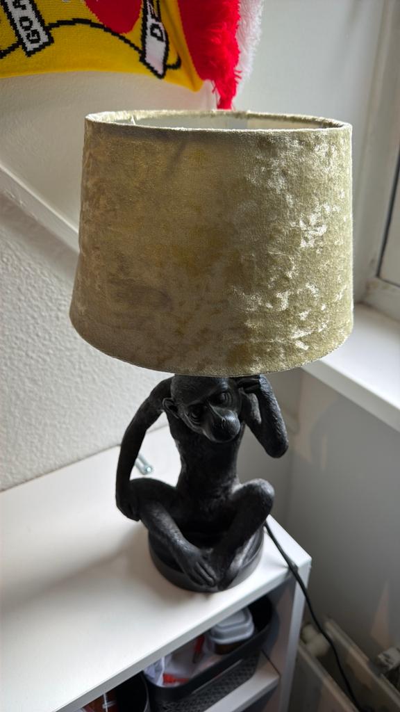 Tafellamp met apenvoet en fluwelen kap, Ophalen of Verzenden, Gebruikt, Stof, Minder dan 50 cm