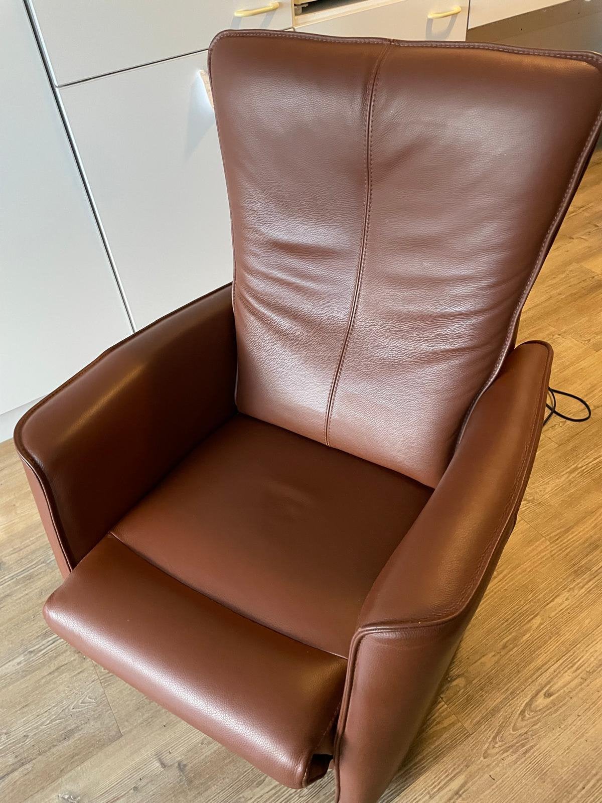 Prominent elektrische relaxfauteuil sta-op-stoel, Ophalen, Minder dan 75 cm, Leer, Zo goed als nieuw