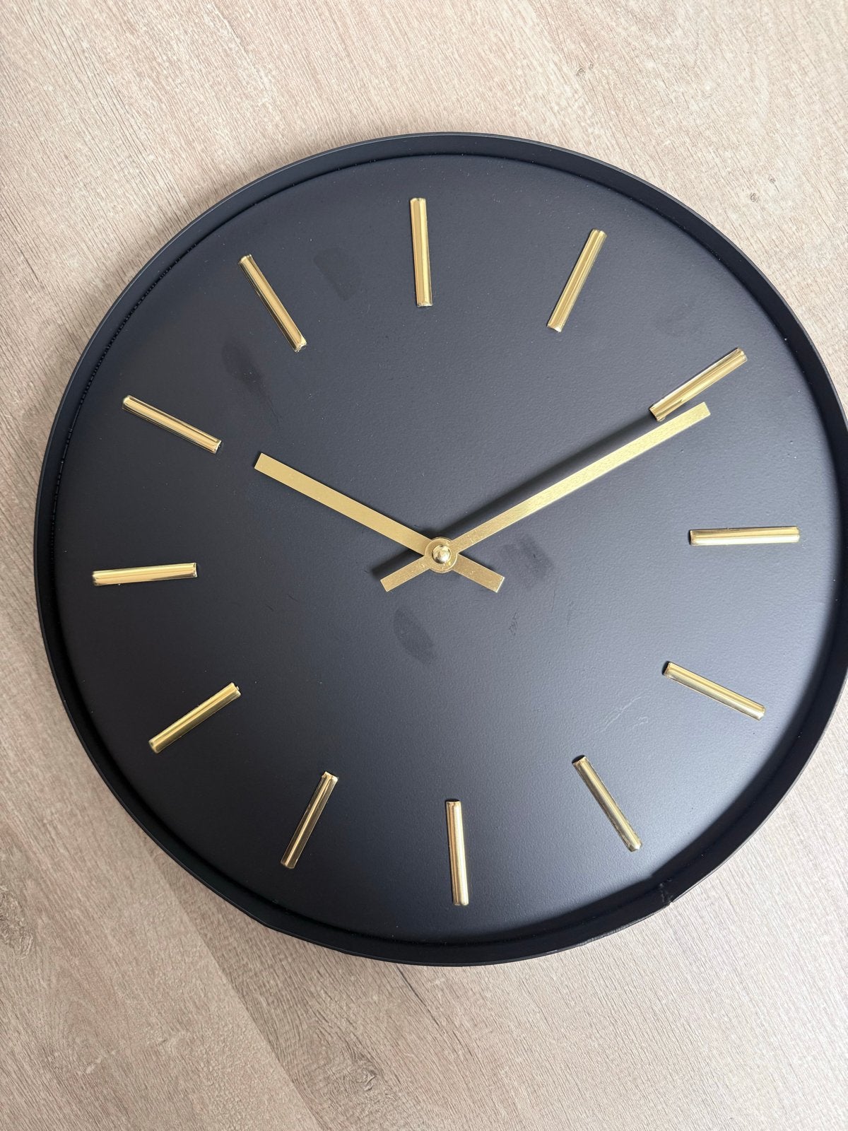 Stijlvolle Zwarte Wandklok met Gouden Details, Huis en Inrichting, Ophalen, Wandklok, Analoog, Werkt op batterijen