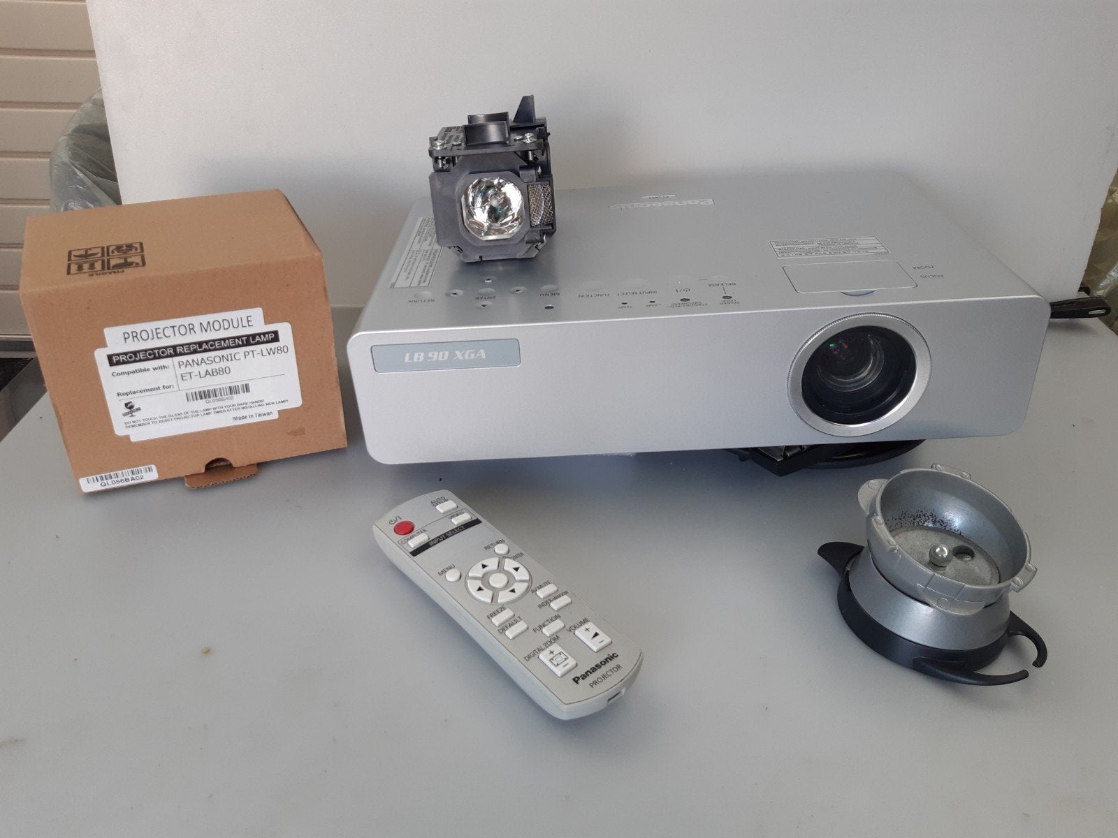 Panasonic PT-LB90 Beamer met AB, Plafondbeugel en Extra Lamp, Ophalen, Gebruikt, Panasonic, LCD
