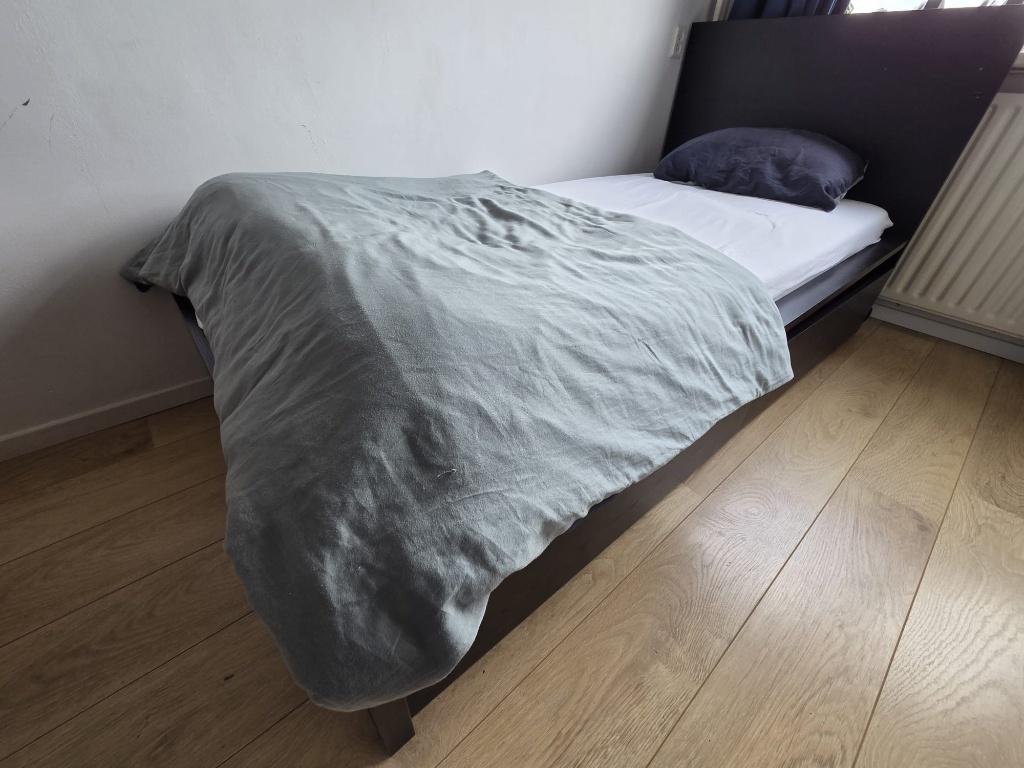 Bed IKEA Malm eenpersoons zwart, Huis en Inrichting, Slaapkamer | Bedden, Gebruikt, Eenpersoons, 90 cm, 200 cm, Overige materialen