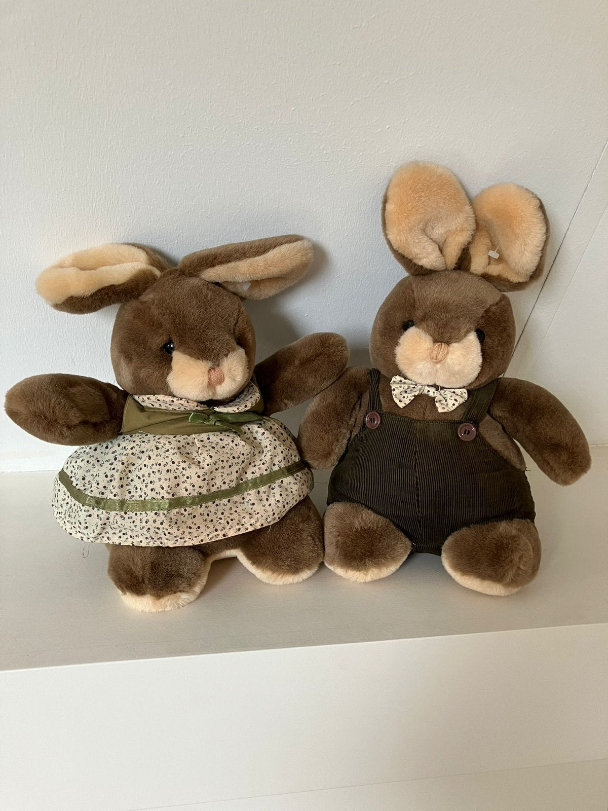Duo pluche konijnen met kleding, Gebruikt, Konijn, Ophalen of Verzenden, Met kleding of accessoire
