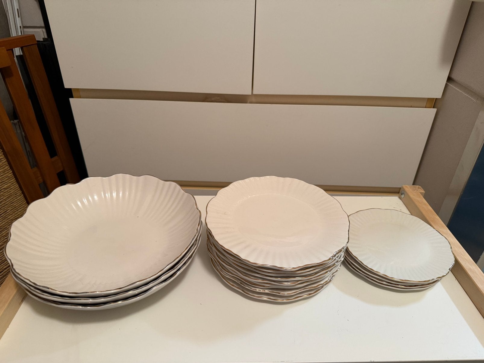 AH servies wit goud; borden, bakjes, schalen, Ophalen, Overige materialen, Zo goed als nieuw, Bord(en)
