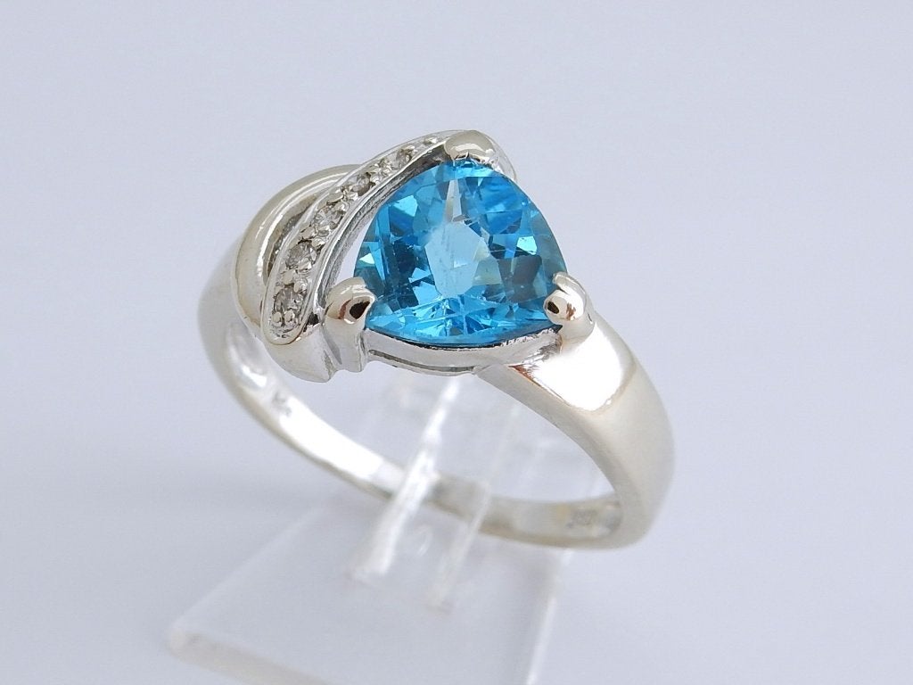 Brede 14 karaat Wit Gouden Ring Blauwe Topaas en 5 Diamanten