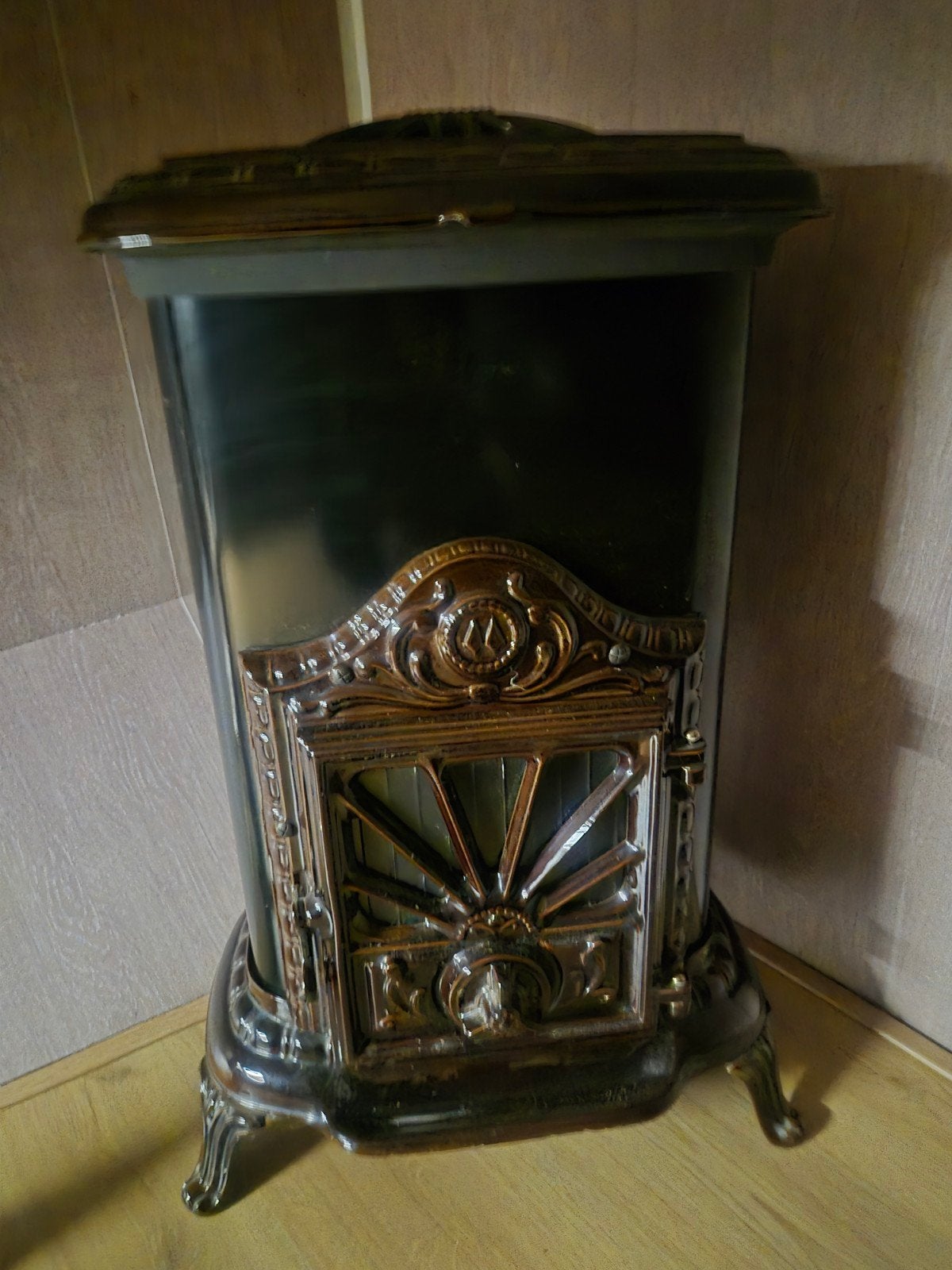 Antieke gietijzeren kachel - Decoratief en functioneel, Huis en Inrichting, Gebruikt, Overige brandstoffen, Petroleumkachel, Ophalen of Verzenden