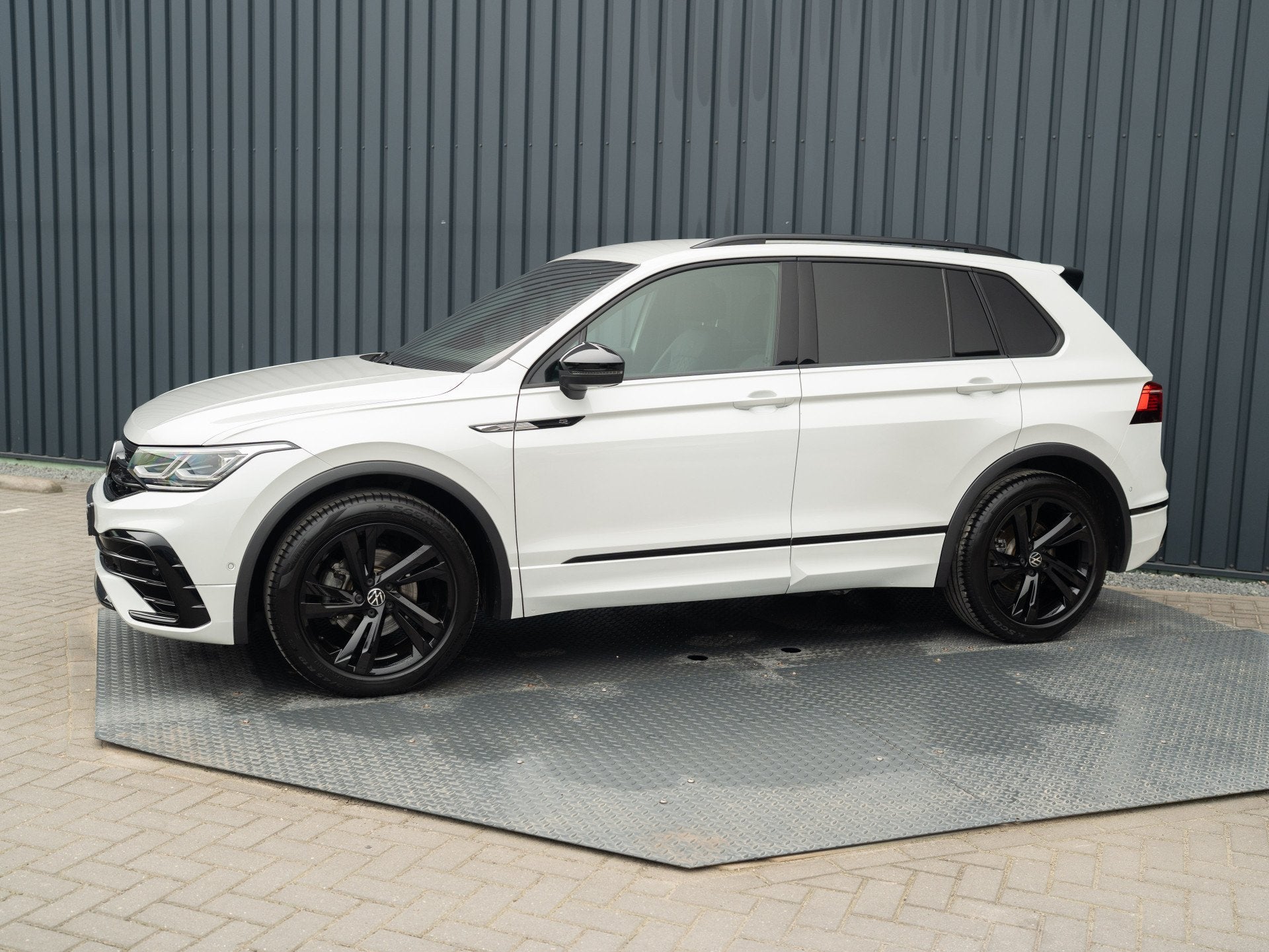 Volkswagen Tiguan 1.5 TSI R-Line Business+ | Trekhaak wegkl., 15 km/l, Euro 6, 4 cilinders, Wit