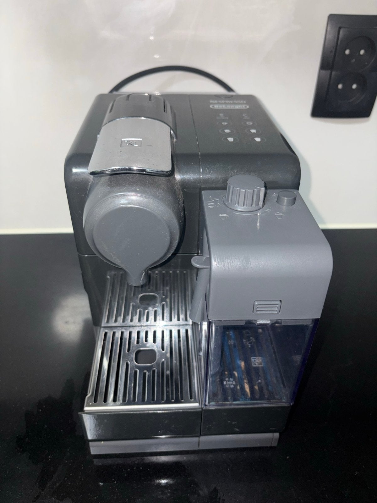 Nespresso De'Longhi Lattissima Touch met melkopschuimer, Ophalen, Koffiemachine, Zo goed als nieuw, Koffiepads en cups