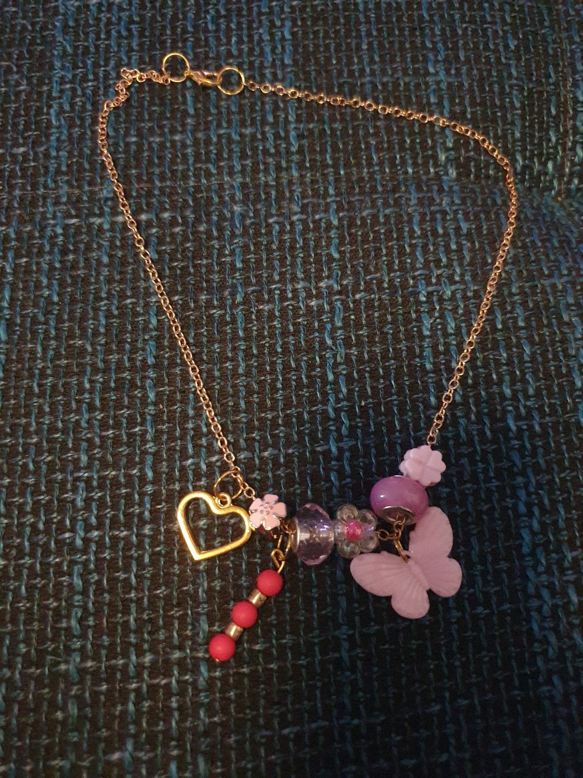 Gouden ketting met vlinder, hartje en kralen, Gebruikt, Ophalen of Verzenden, Goud, Overige materialen