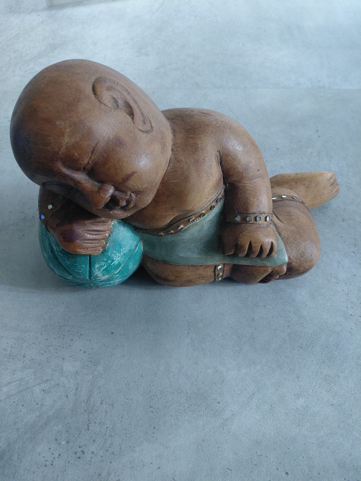 Houten beeldje slapende baby - Handgemaakt uit Thailand, Ophalen, Overige onderwerpen, Minder dan 20 cm, Handgemaakt
