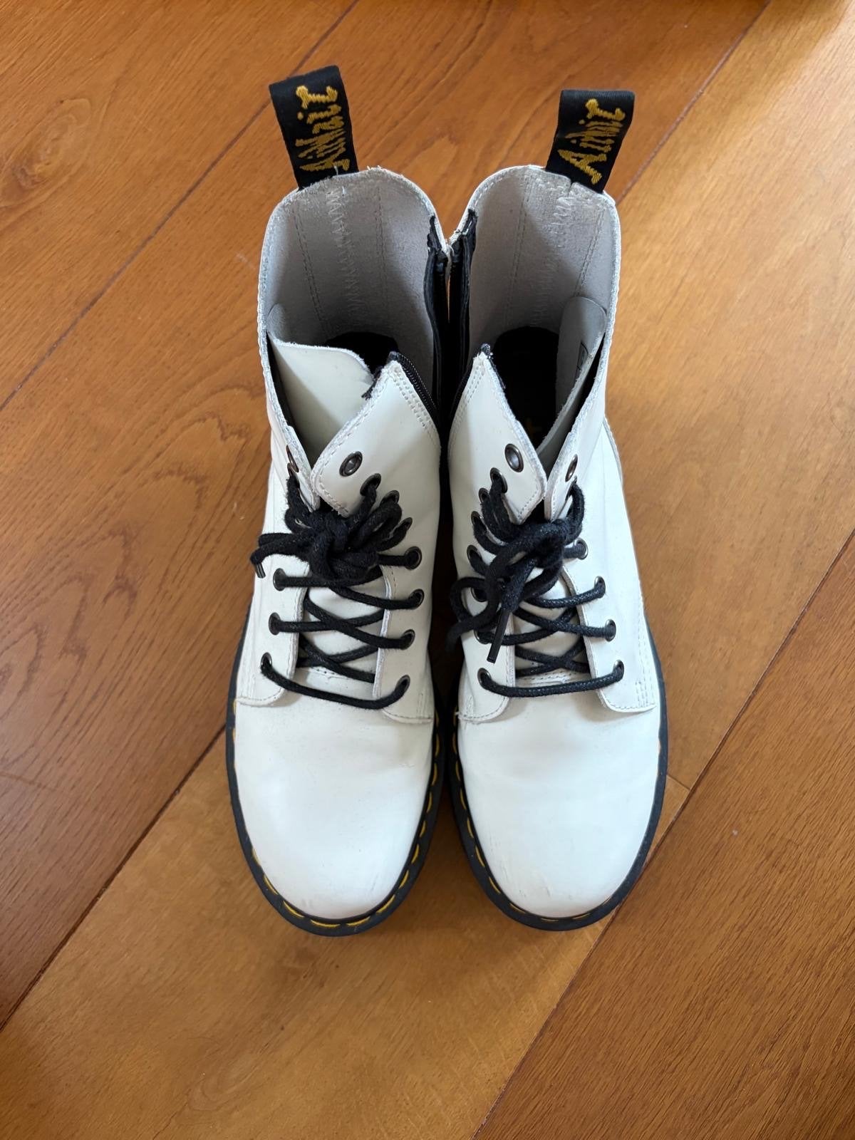 Dr. Martens Jadon Platform Boots Wit - Maat 40, Wit, Lage of Enkellaarzen, Ophalen of Verzenden, Zo goed als nieuw
