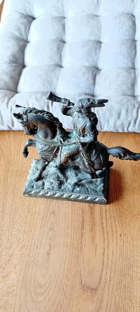Bronse paardje, Ophalen