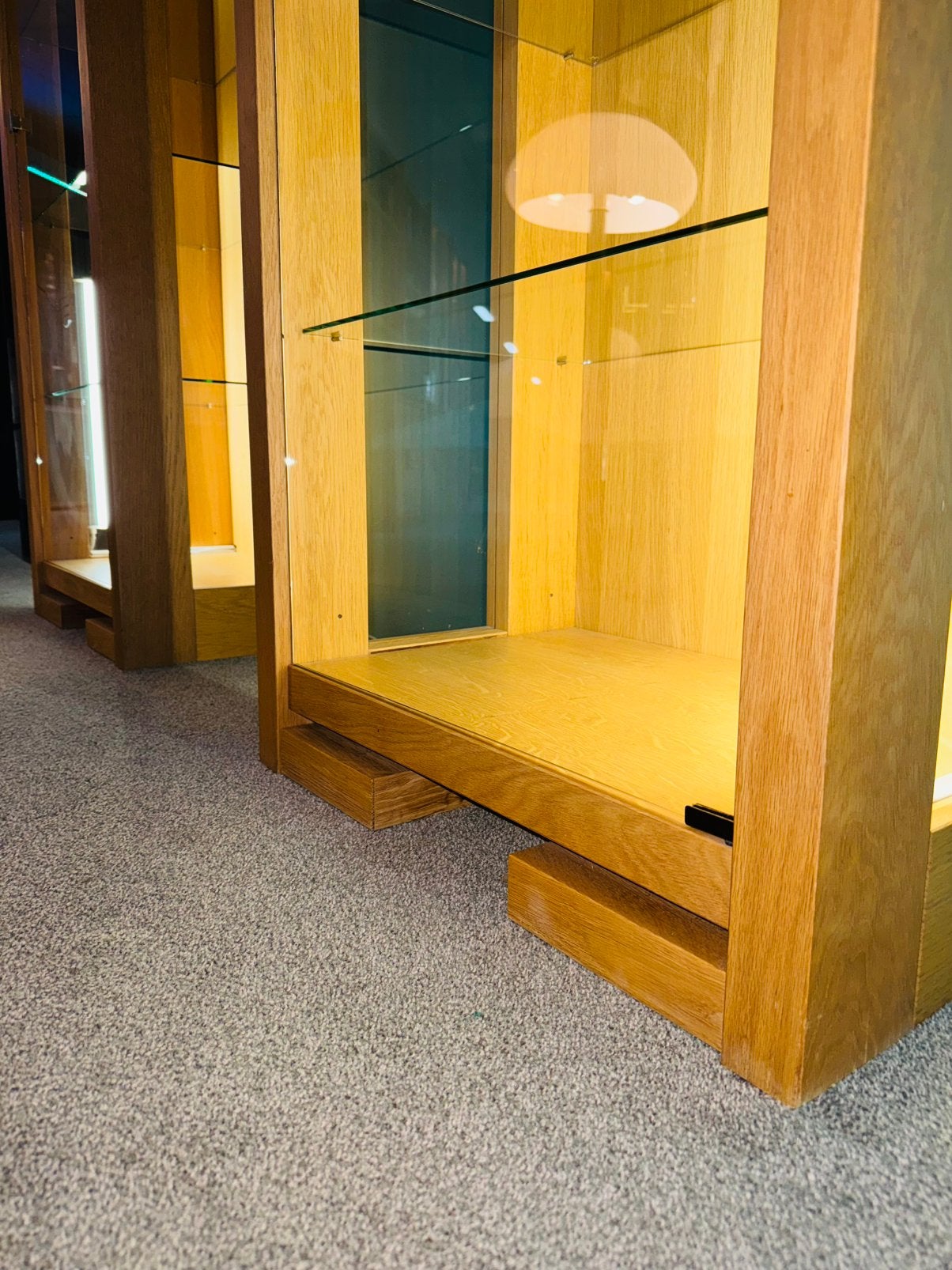 Twee vitrinekasten Karel Mintjens Design, Ophalen