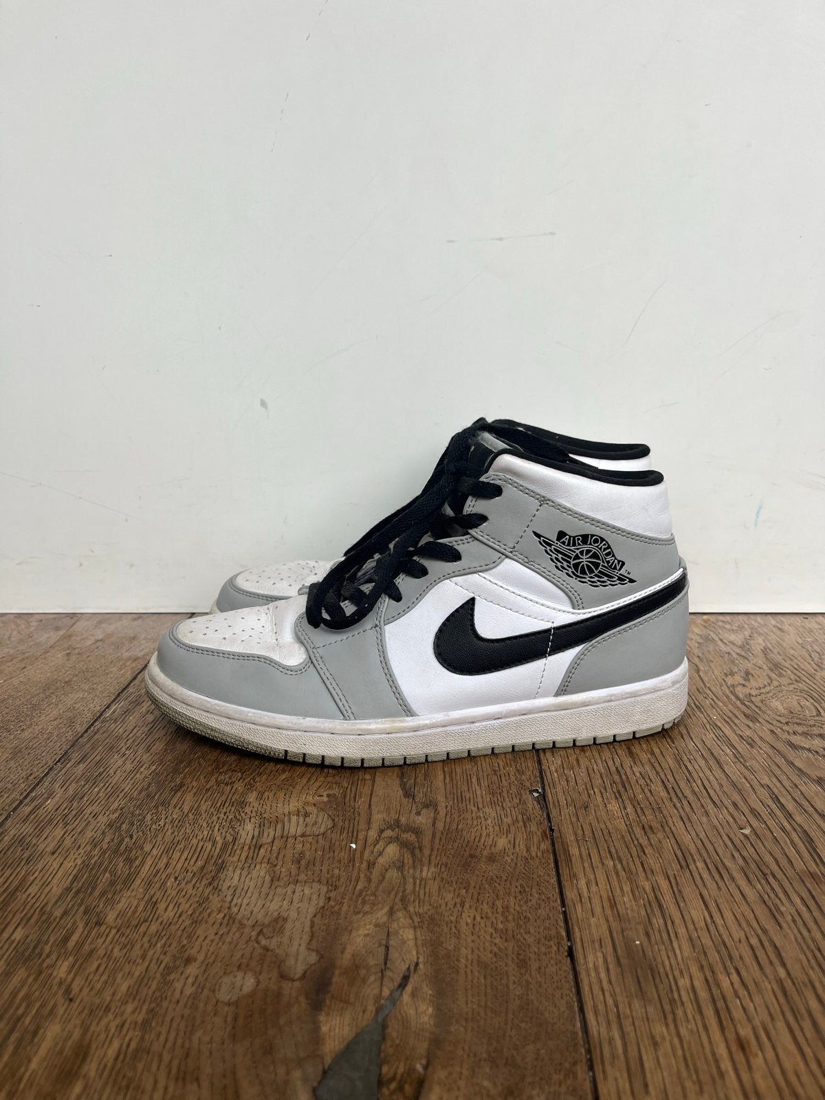 Air Jordan 1 Mid Light Smoke Grey, Overige kleuren, Ophalen of Verzenden, Sneakers of Gympen, Gedragen