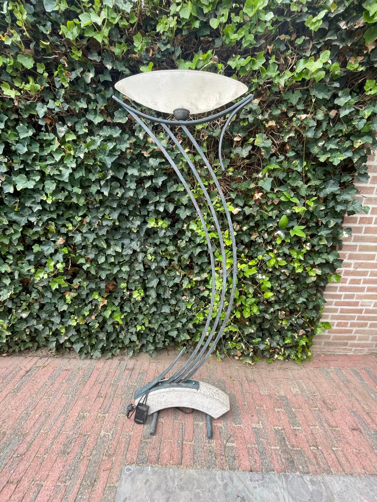 Unieke design vloerlamp met steen/beton voet, Ophalen, E27 (groot), Zo goed als nieuw, Metaal