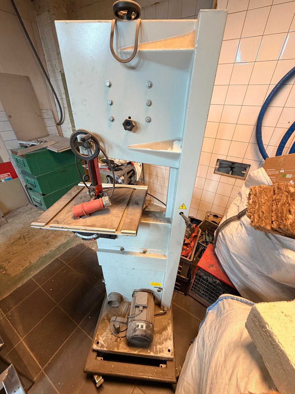HBM Lintzaag 380 volt met onderstel en wielen, Ophalen, Gebruikt, 1200 watt of meer, Lintzaag