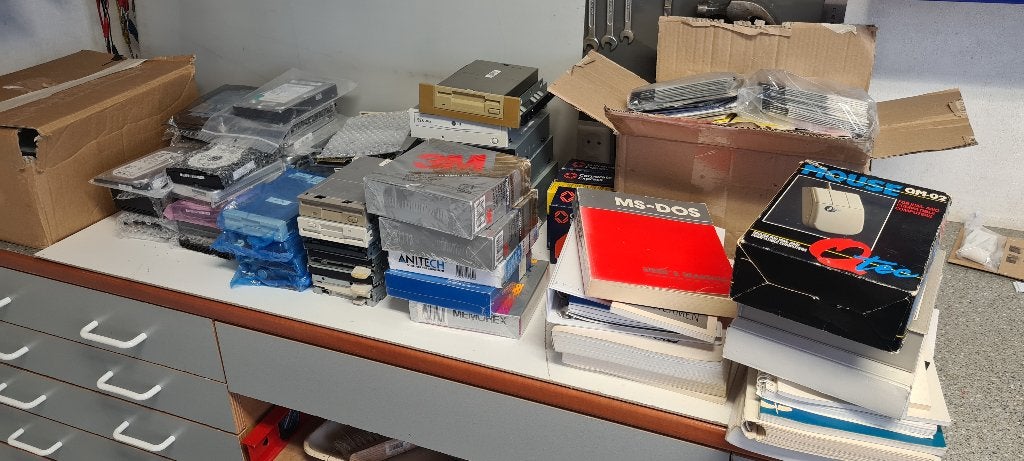 Behoorlijke partij vintage computer materiaal, Ophalen