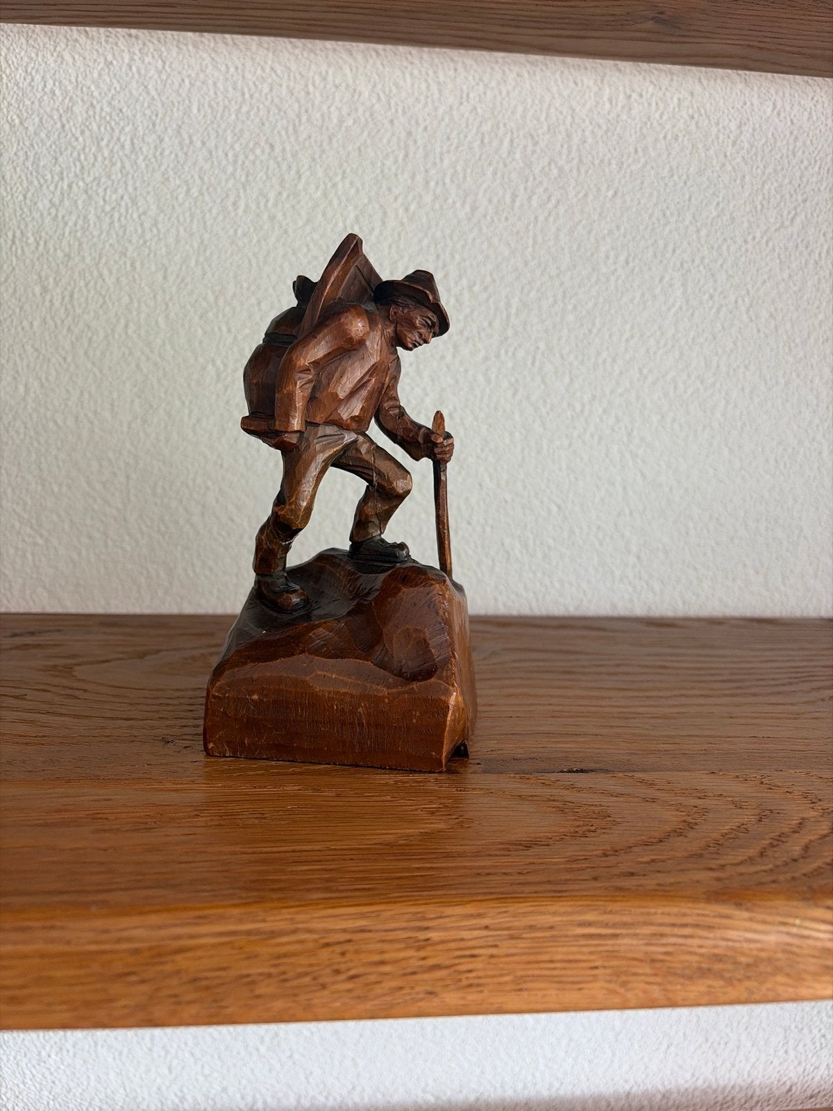 Houten beeldje van een wandelaar met rugzak en stok, Minder dan 20 cm, Ophalen of Verzenden, Handgemaakt, Beeld