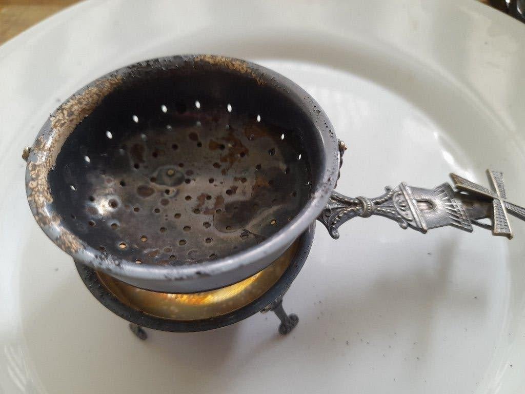 Foto 2 van Antiek theezeefje met molenmotief - moet gepoetst worden