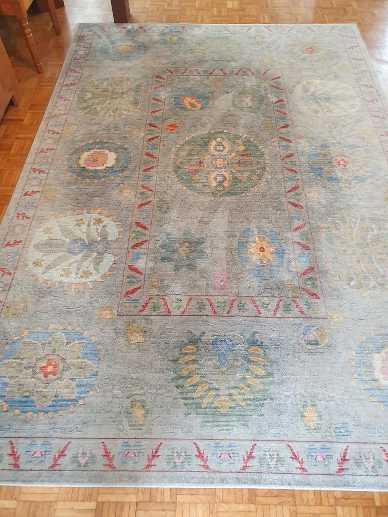 Groot grijs tapijt met traditioneel en kleurrijk patroon, Ophalen, Gebruikt, 150 tot 200 cm, 200 cm of meer