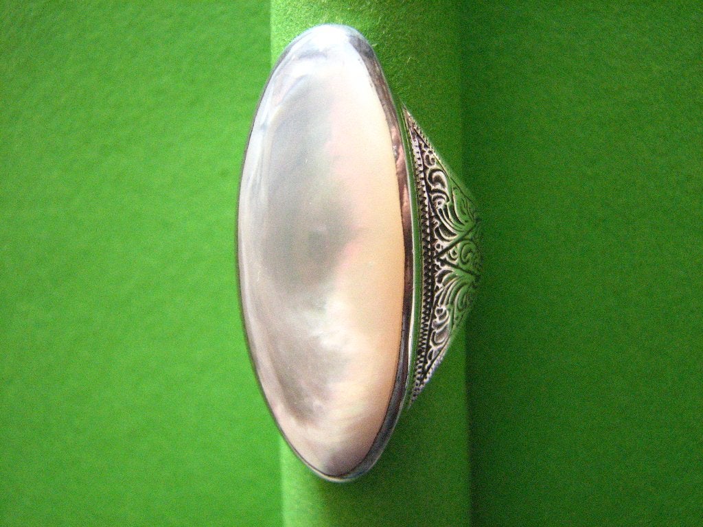 Mooie Aparte Lange Zilveren Ring met Paarlmoer - bewerkte, Verzenden, Zilver, Ring