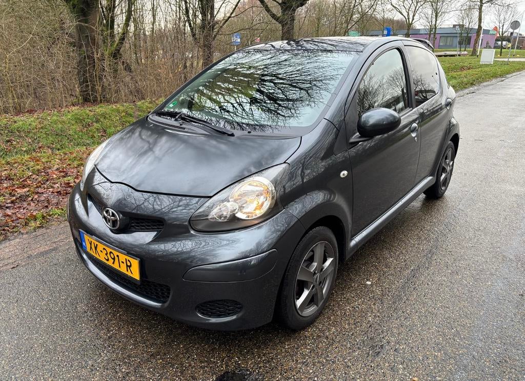 Toyota Aygo 1.0 12V Vvt-i 5DRS 2011 Grijs TomTom navigator, Voorwielaandrijving, 4 stoelen, 68 pk, Handgeschakeld