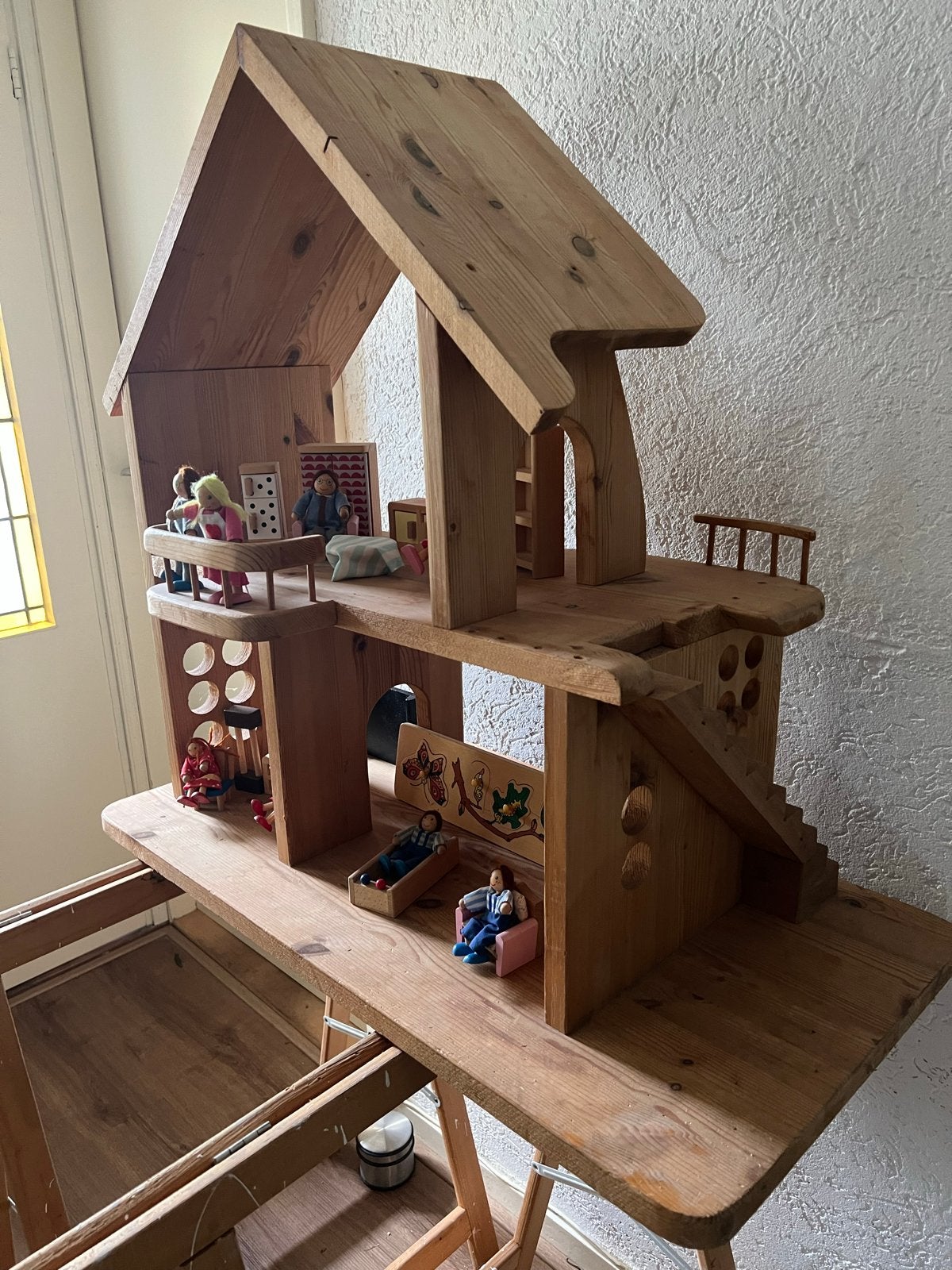 Uniek Handgemaakt Houten Poppenhuis met Figuren, Ophalen, Zo goed als nieuw, Meubelstuk of Keukentje