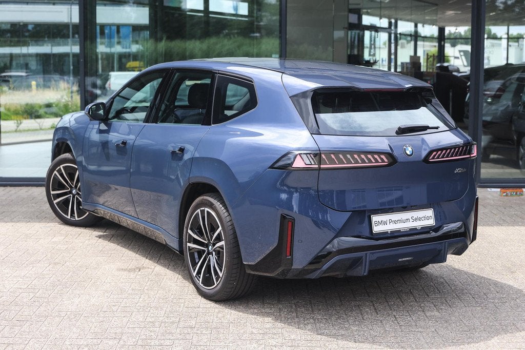 BMW iX3 50 xDrive M Sport / Trekhaak / Panoramadak / Head-Up, Auto's, BMW, Gebruikt, Zwart, Blauw, 2260 kg